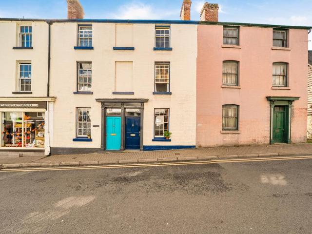 3 bedroom terraced house for sale