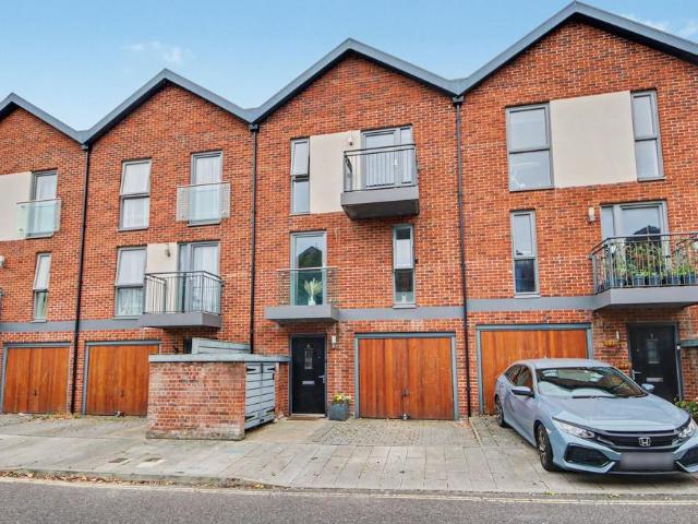 3 bedroom terraced house for sale