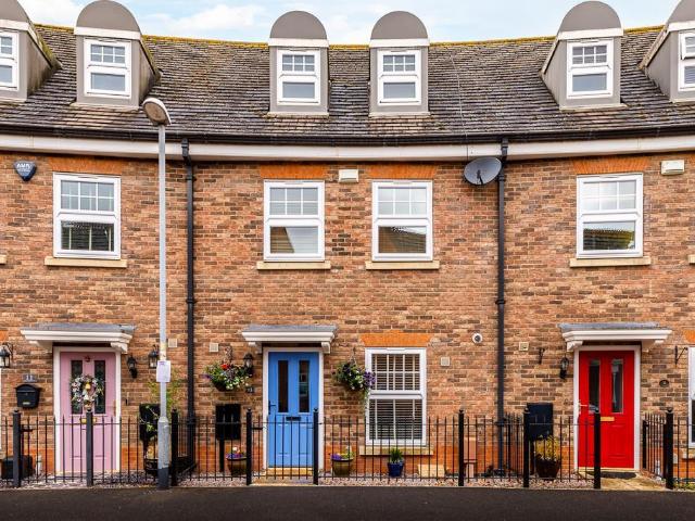 3 bedroom terraced house for sale