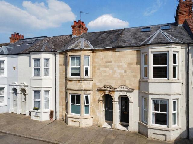 3 bedroom terraced house for sale