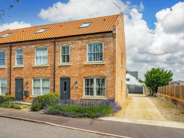 3 bedroom terraced house for sale