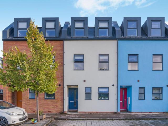 3 bedroom terraced house for sale