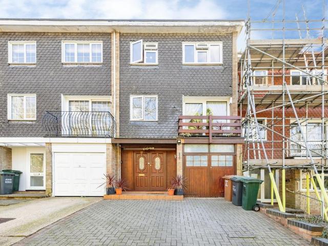 3 bedroom terraced house for sale