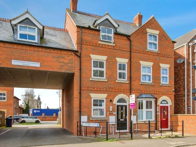 3 bedroom terraced house for sale