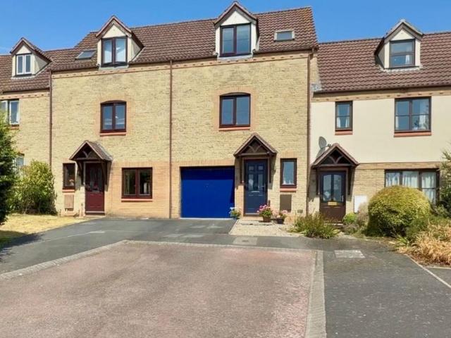 3 bedroom terraced house for sale
