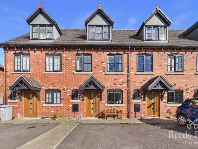 3 bedroom terraced house for sale