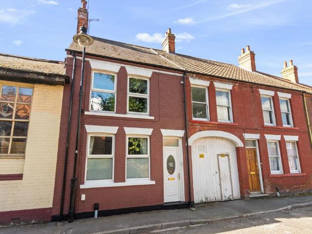 3 bedroom terraced house for sale