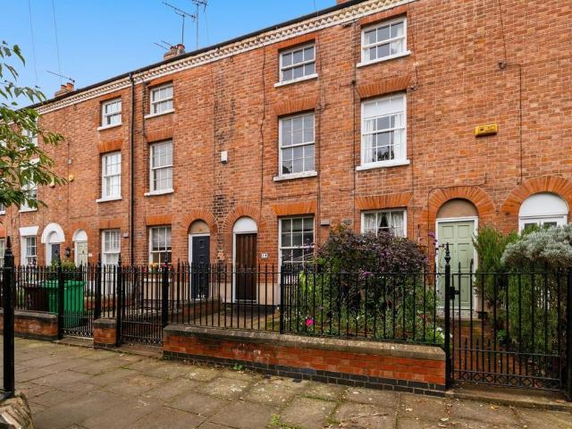 3 bedroom terraced house for sale