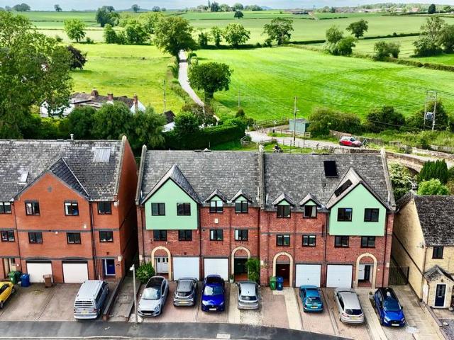 3 bedroom terraced house for sale