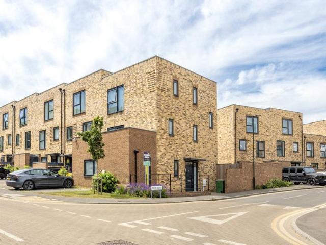 3 bedroom terraced house for sale