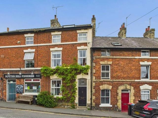 3 bedroom terraced house for sale