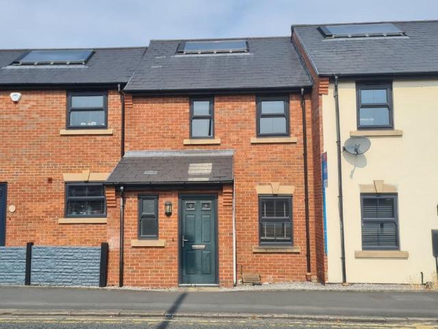 3 bedroom terraced house for sale