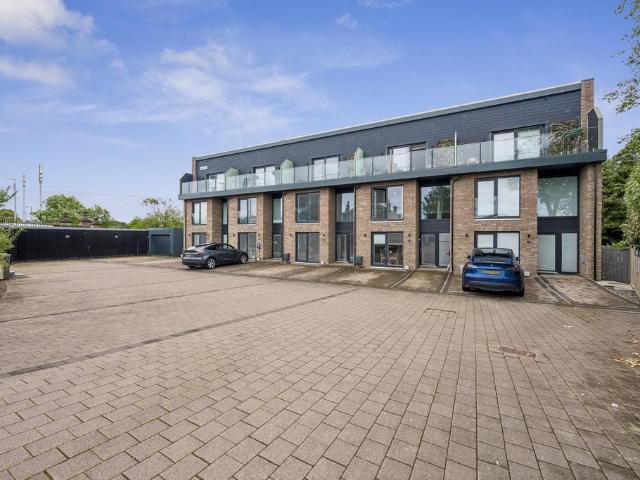 3 bedroom terraced house for sale