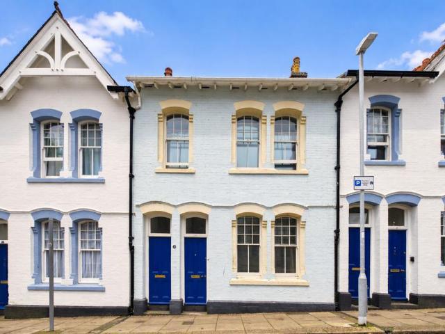 3 bedroom terraced house for sale