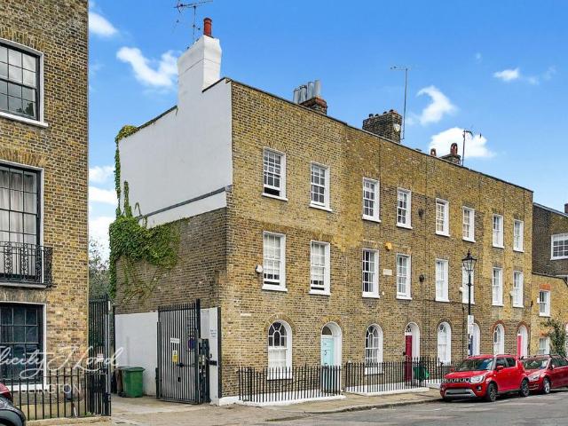3 bedroom terraced house for sale