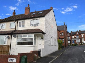 Leeds, West Yorkshire, North England - Equipped kitchen