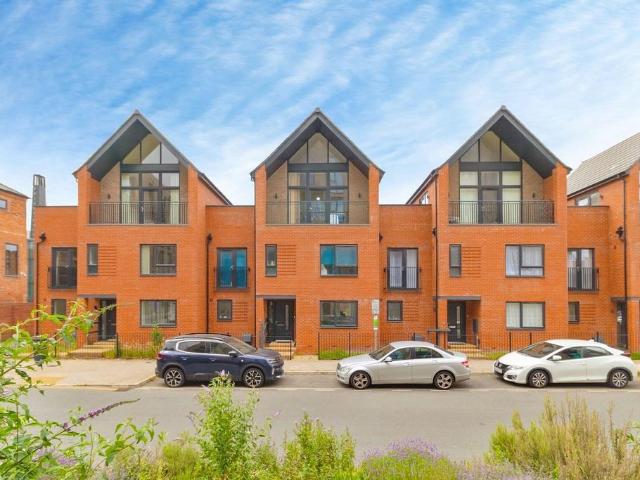 3 bedroom terraced house for sale