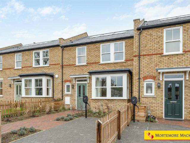 3 bedroom terraced house for sale