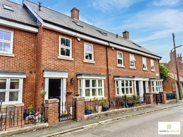 3 bedroom terraced house for sale