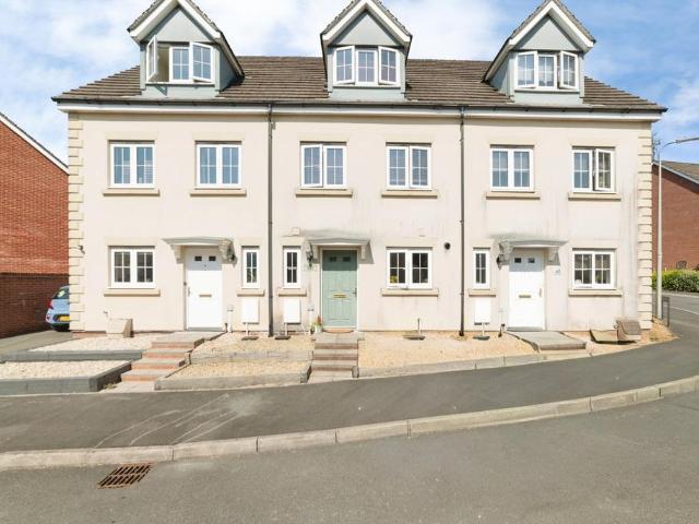 3 bedroom terraced house for sale