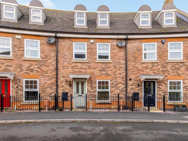 3 bedroom terraced house for sale