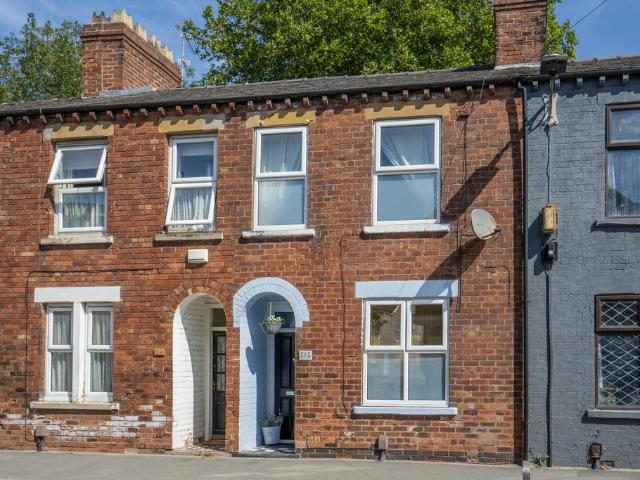 3 bedroom terraced house for sale