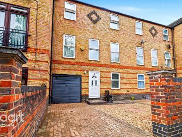 4 bedroom terraced house for sale