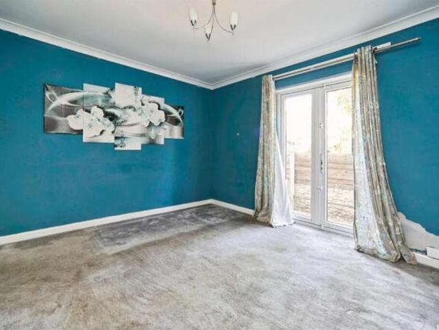 3 bedroom terraced house for sale in Hollin Park Crescent, Leeds, LS8