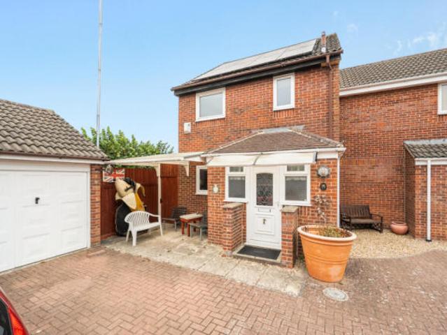 3 bedroom end of terrace house for sale in Wagtail Close, Covingham, Swindon, SN3