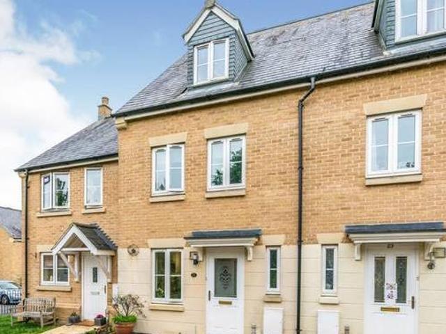 3 bedroom terraced house for sale in Willow Drive Carterton OX18