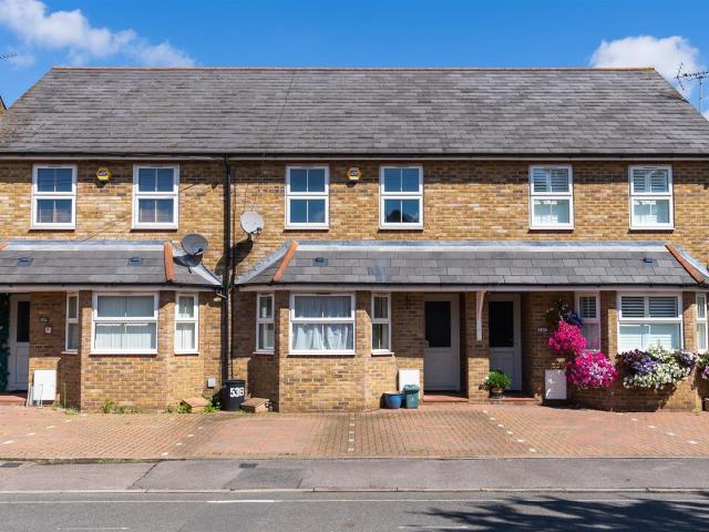 3 bedroom terraced house in Bellclose Road, West Drayton, UB7