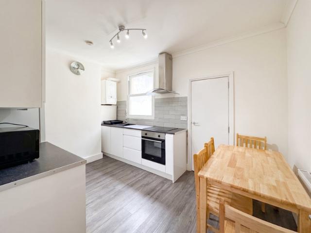 3 bedroom terraced house in Plaistow E13