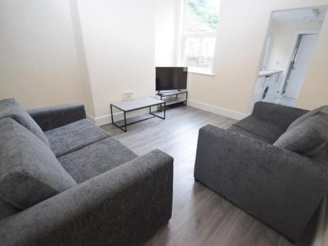 3 bedroom Terraced House To Let