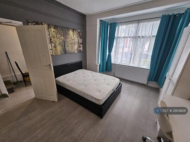 4 bedroom terraced house to rent