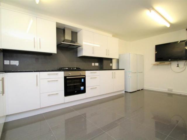 5 bedroom terraced house to rent