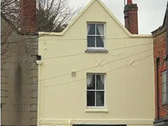 3 Bedroom Terraced House To Rent In Castle Street, Buckingham, MK18