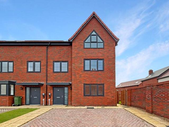 3 Bedroom Terraced House To Rent In Osbourne Gardens, Aylesbury, Buckinghamshire, HP21