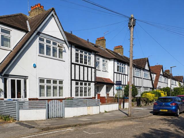 3 bedroom terraced house to rent on Chase Side Avenue, London