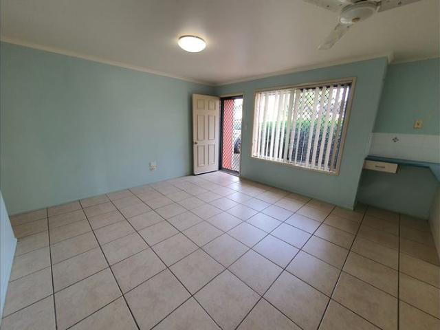 3 Bedroom Unit Walking Distance to Hinkler