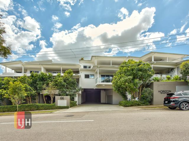 3 BEDROOM UNIT WITH COURTYARD AND 2 CAR SPACES !