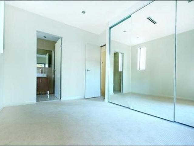 3 BEDROOM UNIT CBD LIVING WALK TO THE BEACH