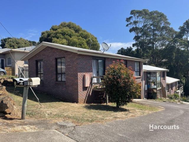 3 bedroom Unit Conveniently Located