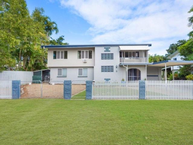 3 Bedroom Upstairs Home with Tropical Pool & Courtyard Walk to JCU & Hospital