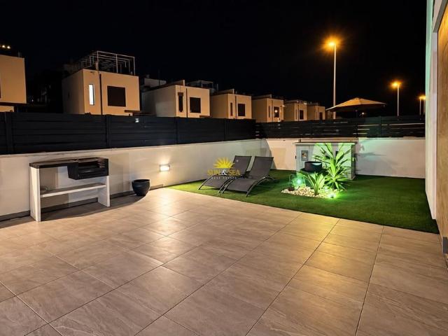 3 BEDROOM VILLA WITH PRIVATE POOL AND SOLARIUM IN VILLAMARTÍN