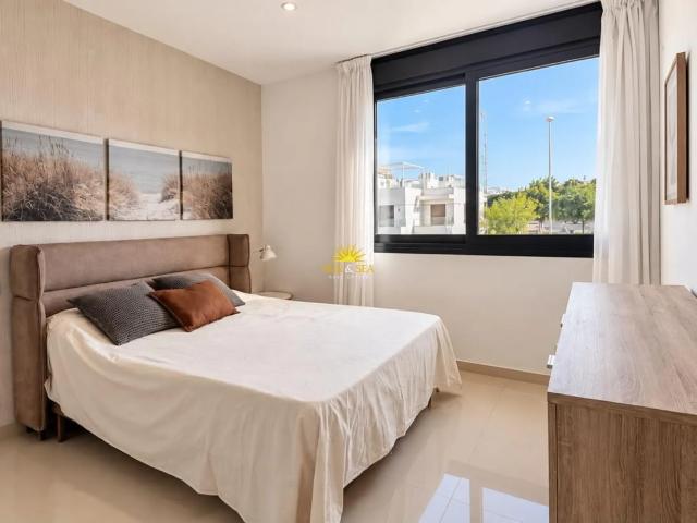 3 BEDROOM VILLA WITH PRIVATE POOL AND SOLARIUM IN VILLAMARTÍN
