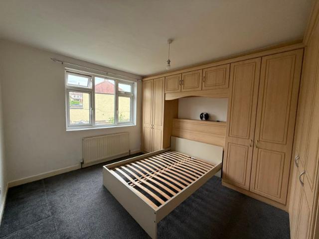 3 Bedroom+Living RM+Garden+Parking@ Redbridge