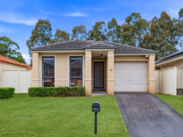 3 BEDROOMS! MULTIPLE LIVING AREAS! MODERN KITCHEN!