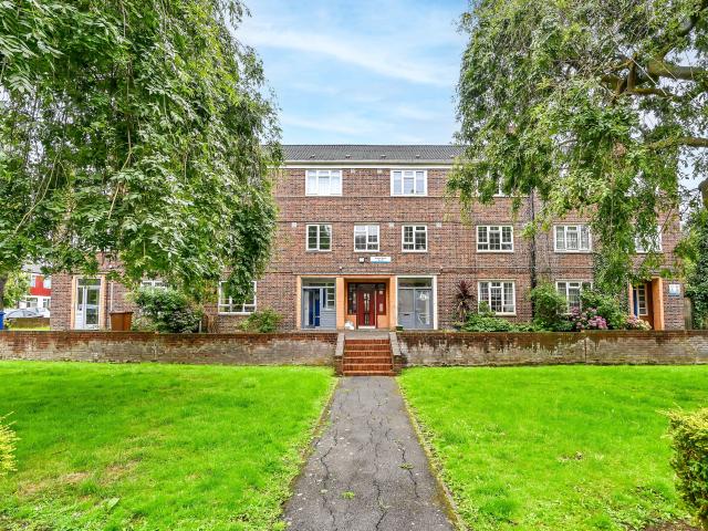 3 Bedrooms Maisonette for Rent in Melford Road | Foxtons