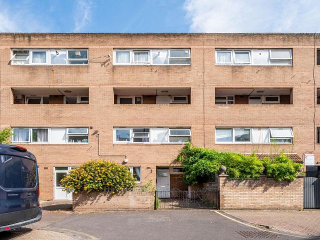 3 Bedrooms Maisonette for Rent in Roman Road | Foxtons