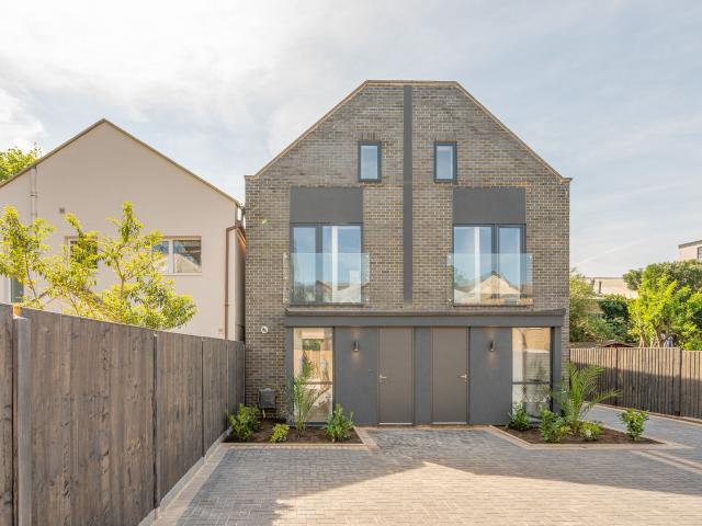 3 Bedrooms Mews for Rent in Victoria Road | Foxtons